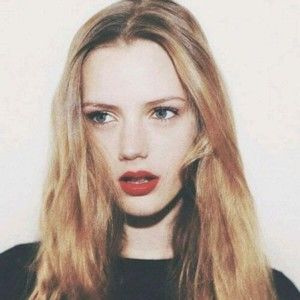 Meet your Posher, Crystal